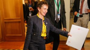 ¿El que explica, se complica?: las contradictorias versiones de la ministra Tohá sobre sus contactos con Monsalve