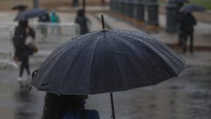 Región Metropolitana: reportan lluvia en diversos puntos de la capital