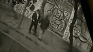 VIDEO - Caminando de la mano por Merced: liberan nuevo registro de Monsalve y denunciante tras dejar restaurante Ají Seco