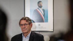 Por qué aún le pagan el sueldo completo al embajador de Chile en Venezuela