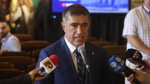 La explicación de Desbordes para sacar las banderas mapuche y LGBTI+de la Municipalidad de Santiago