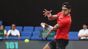 Mazazo para Chile: Alejandro Tabilo se baja de la serie de Copa Davis contra Bélgica tras dura caída en Australian Open