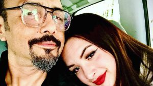 VIDEO - Líder de Lucybell ofrece concierto gratis a funcionarios de Posta Central tras atender a su hija