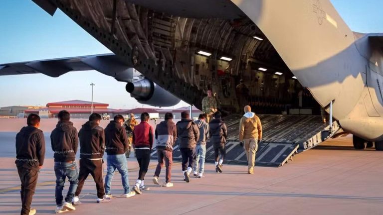 Gobierno realiza primer vuelo de expulsión del año y deporta a 83 personas a Bolivia y Colombia