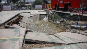 FOTOS Y VIDEO- Ante reclamos de vecinos: la respuesta del alcalde de Conchalí y cómo se tiene que proceder por socavón en multicancha