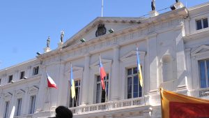 Desbordes se querella por eventual mal uso de gift cards en administración de Hassler en Santiago