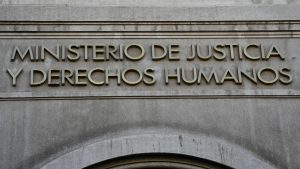 Cómo postular a las ofertas laborales del Ministerio de Justicia: sueldos llegan hasta $2,9 millones