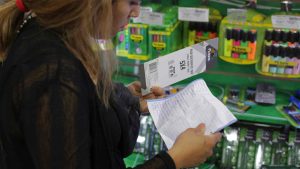 Hay diferencias de hasta 460% en los precios: cómo utilizar el comparador de útiles escolares del Sernac