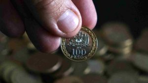 VIDEO - Las dos monedas de $100 que tienen un valor de $500 mil y de $1 millón