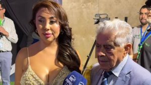 FOTOS - Naya Fácil debuta en la animación de un festival con beso al alcalde de Traiguén