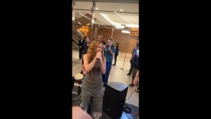 VIDEO - Shakira se reunió con fanáticos chilenos y cantó afuera del hotel en medio de polémica por suspensión de conciertos