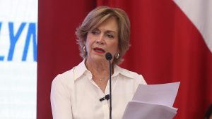 Evelyn Matthei adelanta la carrera por La Moneda: 