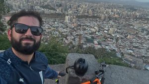 FOTO - El mensaje del presidente Boric para celebrar el inicio de su último año de Gobierno: desde el cerro San Cristóbal y vestido de la UC