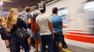 Falla técnica en el Metro de Santiago: varias estaciones de la Línea 5 se encuentran cerradas