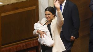 Tribunal ordena borrar fotos del parto y archivos personales del celular de Karol Cariola: 