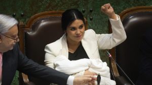 Chile Vamos pide la salida de Karol Cariola de la mesa de la Cámara y amenaza con nueva censura