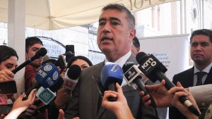 Desbordes endurece el tono contra gestión de Hassler: 