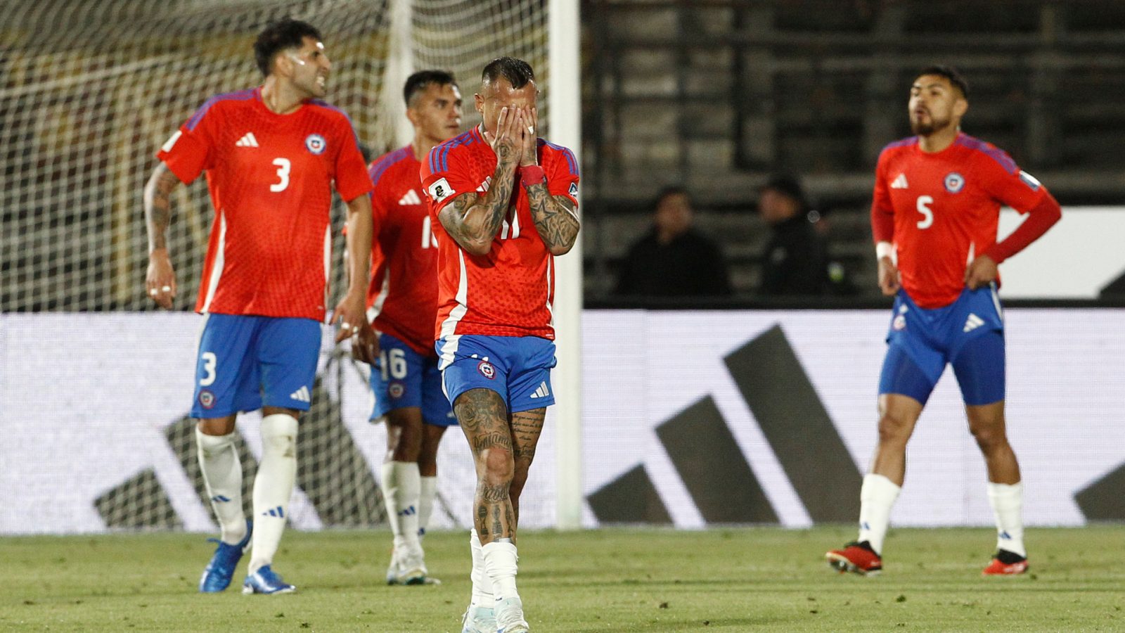 Jugadores de Chile que podrían quedar suspendidos en eliminatorias