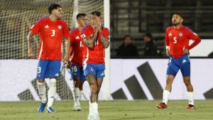 En capilla por amarillas: los jugadores de Chile que están al borde de la suspensión en Eliminatorias