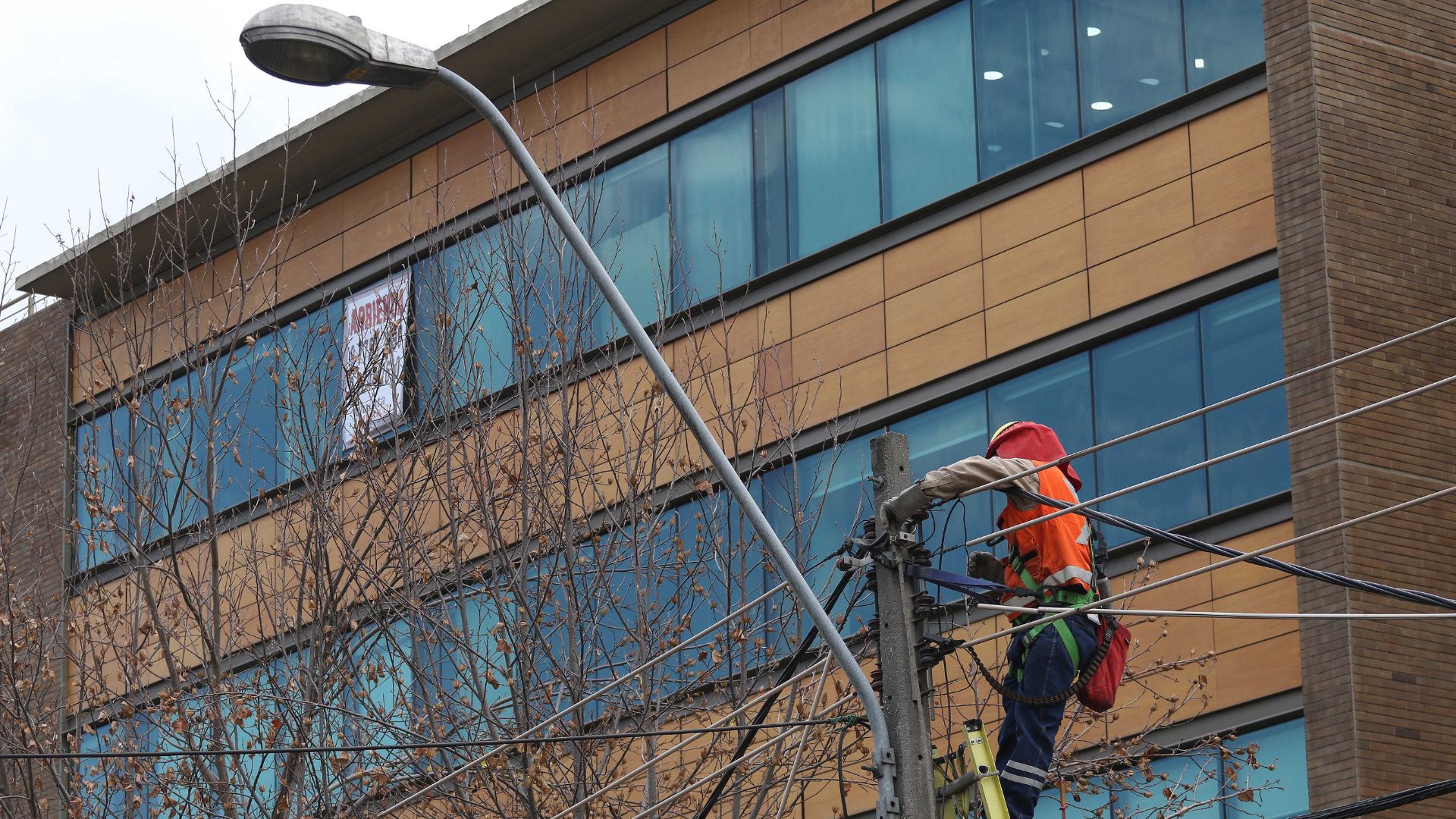 MAPAS - Revisa las 10 comunas que tendrán cortes de luz programados este viernes
