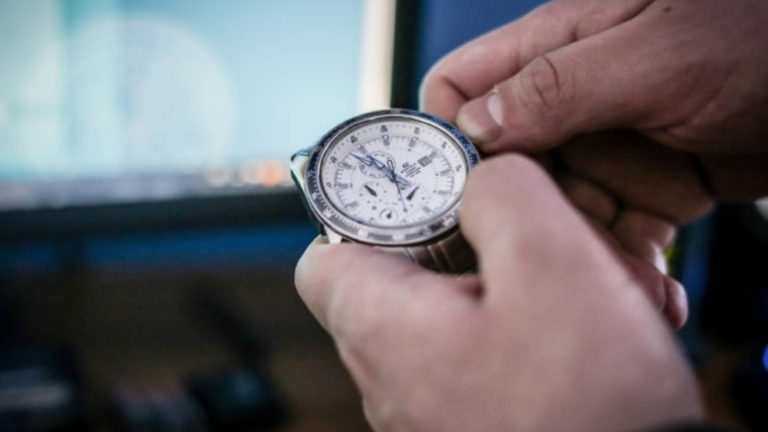 Cómo impacta el cambio de la hora y qué medidas se pueden tomar: este sábado se atrasan los relojes