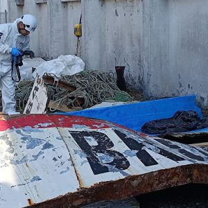 La proa de la lancha Bruma llegó a tierra firme para ser investigada