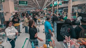 Supermercados adelantan su cierre: revisa hasta qué horario abrirá el comercio en la previa del 1 de mayo