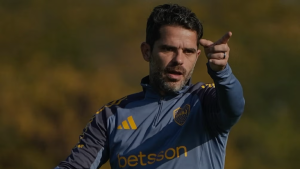 Tras despido de Gago en Boca Juniors: los entrenadores con pasado en Chile que corren con ventaja para dirigir a Palacios y Alarcón