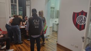Crisis en San Lorenzo de Almagro: vicepresidente planea renunciar y allanan oficinas de presidente acusado por coimas