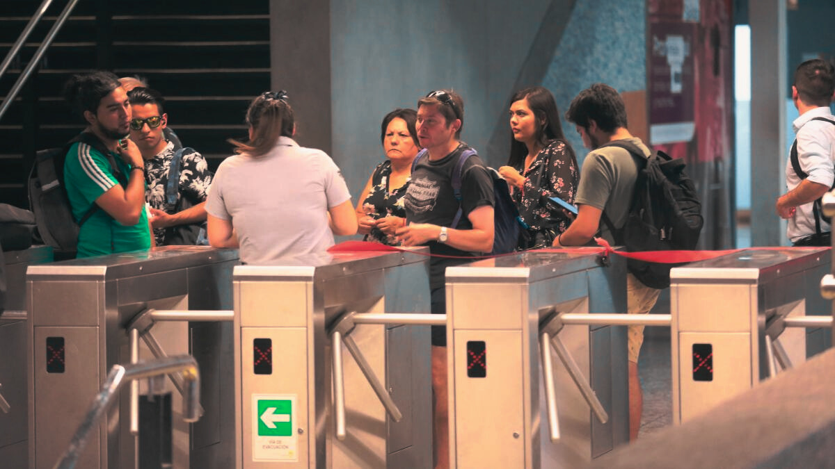 Cierran estaciones por disturbios: revisa el estado del Metro de Santiago