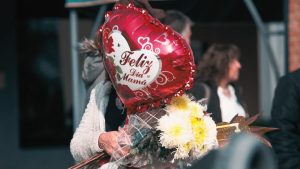 Sueldos alcanzan los $780 mil: cómo postular a las ofertas de trabajo para el Día de la madre