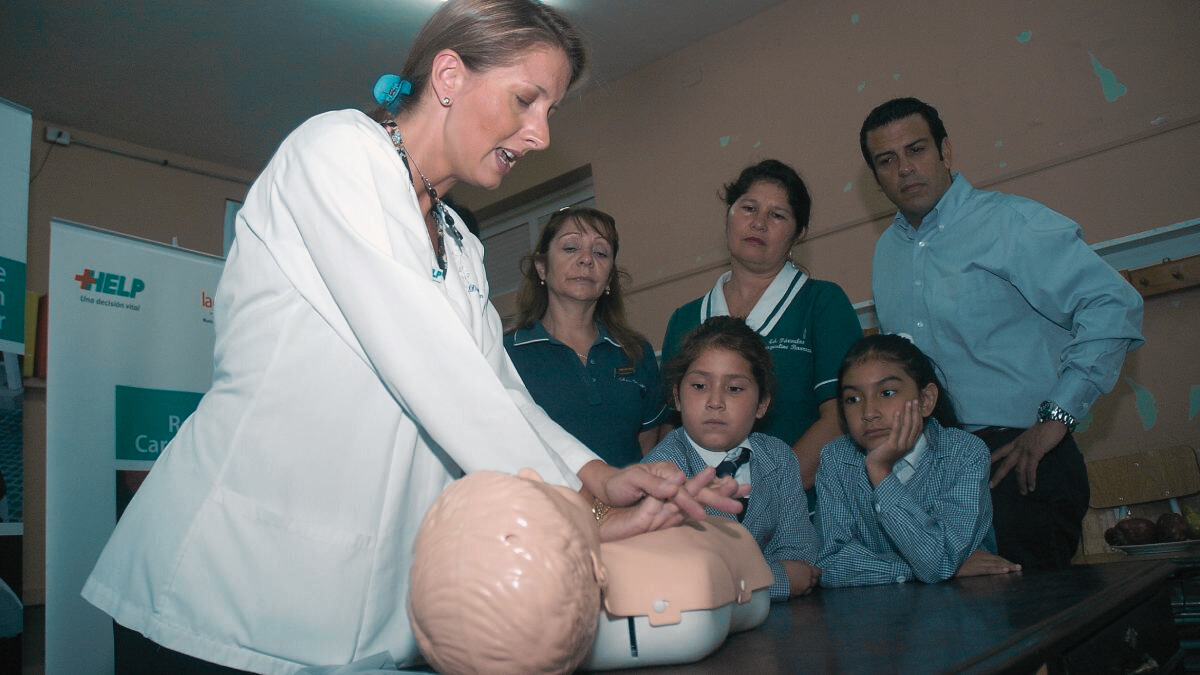 Maniobra de Heimlich: estos son los primeros auxilios que pueden salvar una vida