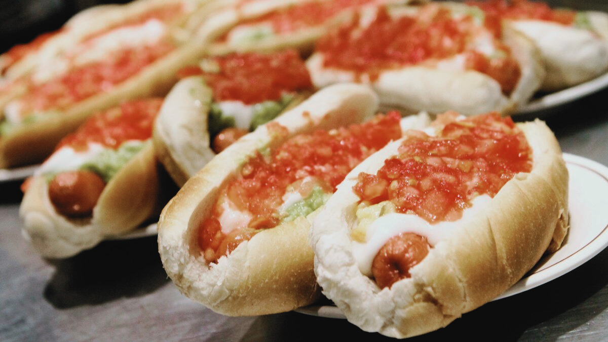 Previa del Día del Completo 2025: comida gratis y promociones desde los $1.500