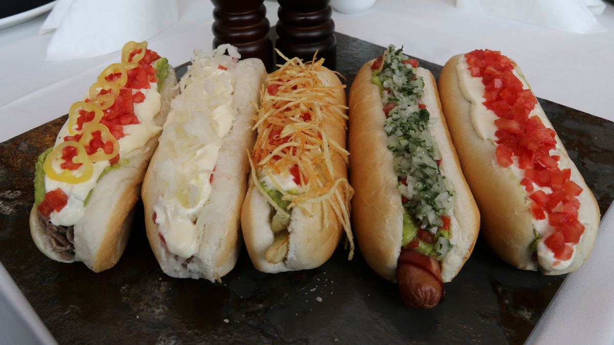 Revisa las recetas de los 12 tipos de completos más populares en Chile