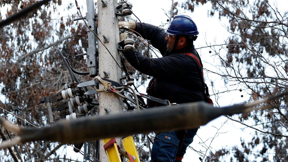 Confirman nuevos cortes de luz en ocho comunas de Santiago