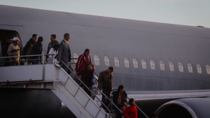 Vuelo con 44 chilenos deportados desde Estados Unidos llega este jueves: tres tienen orden de detención vigente