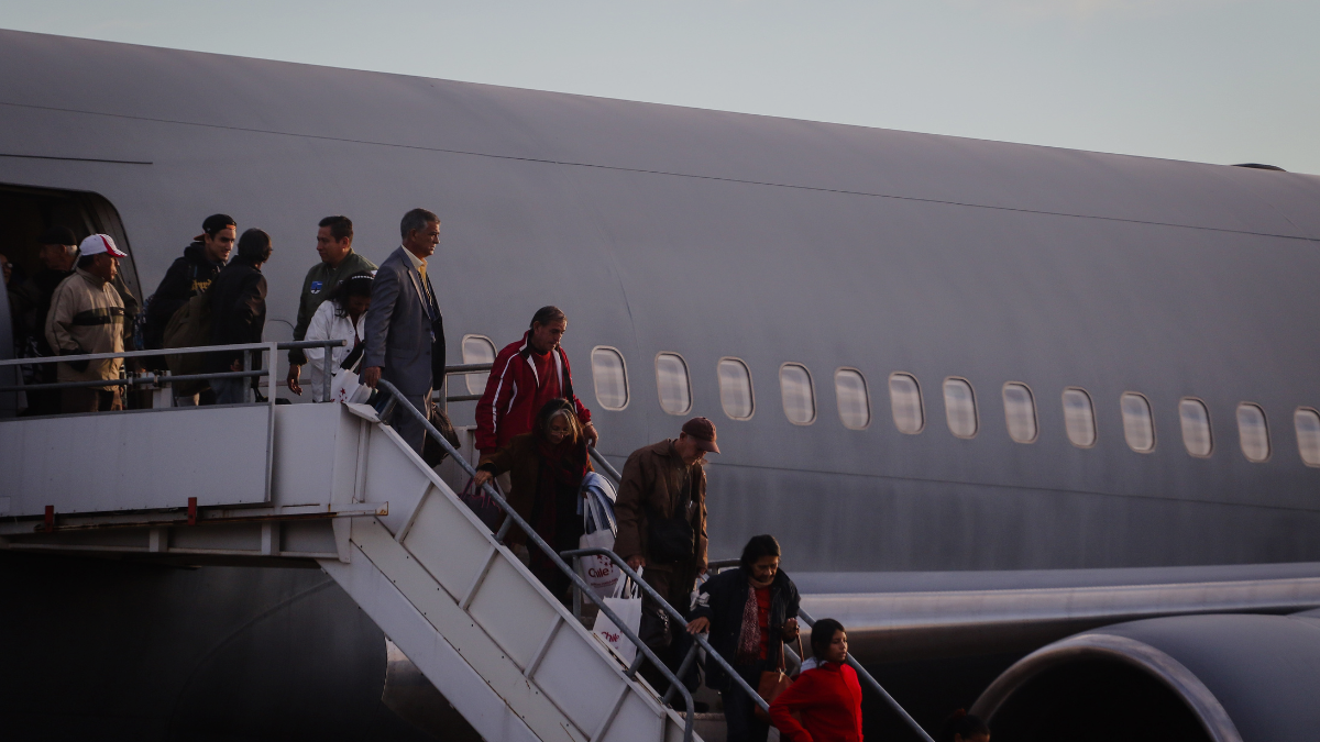 Vuelo con 44 chilenos deportados desde Estados Unidos llega este jueves: tres tienen orden de detención vigente