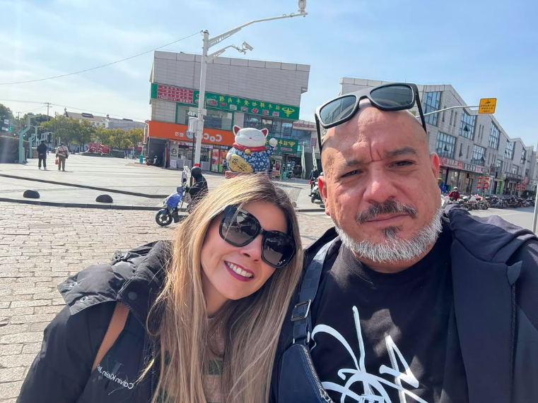 Renzo Silva, junto a su esposa y socia, Lissette Díaz, durante un viaje a China. INSTAGRAM.