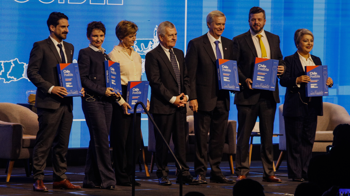 Silencio a Jara, la pelota de Kast y las “barras” de los candidatos: la trastienda del primer cara a cara presidencial en la Semana de la Construcción