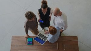 La startup chilena que permite contratar gerentes y directores de reconocidas empresas por hora