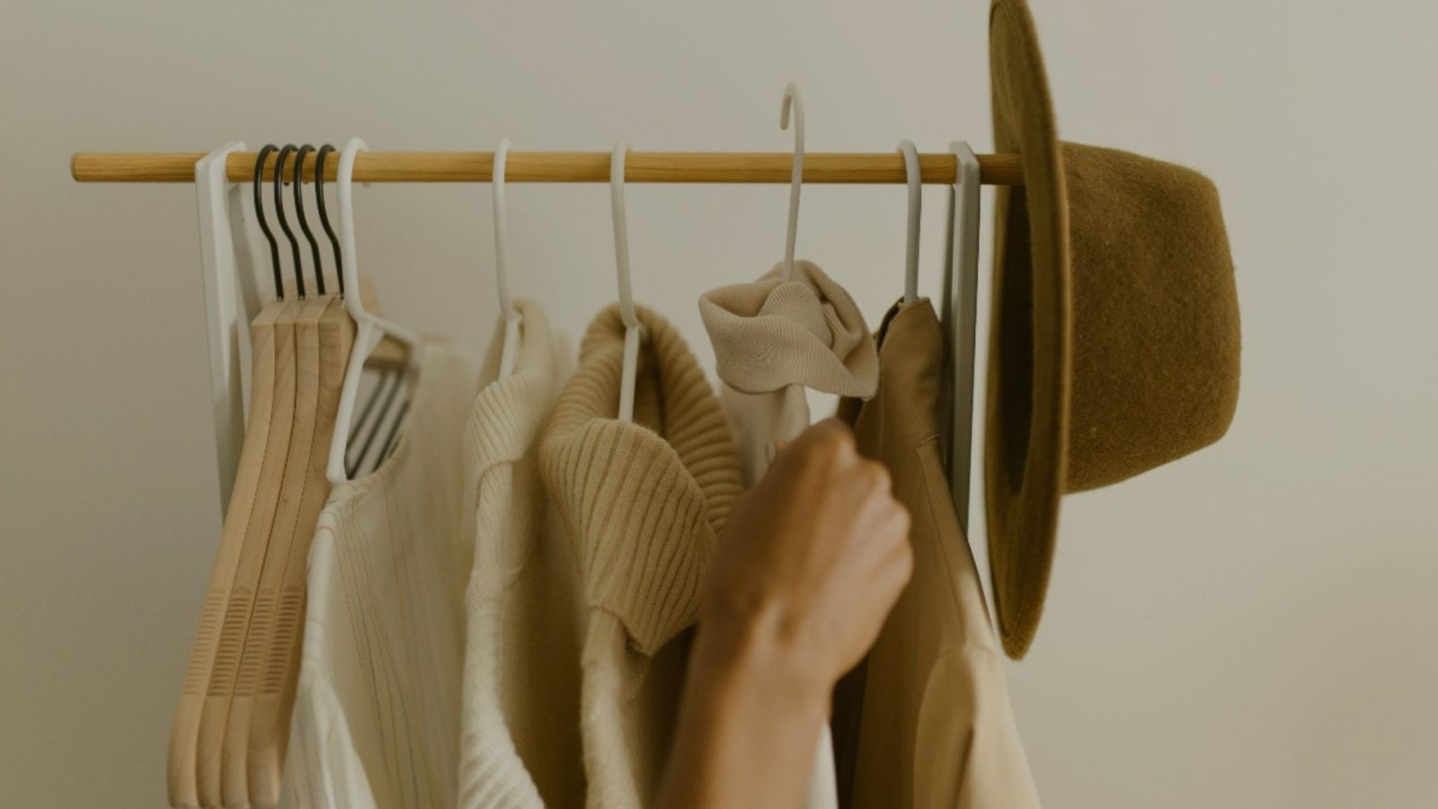 Preserva tus sweaters sin deformarlos, guía esencial de cuidado