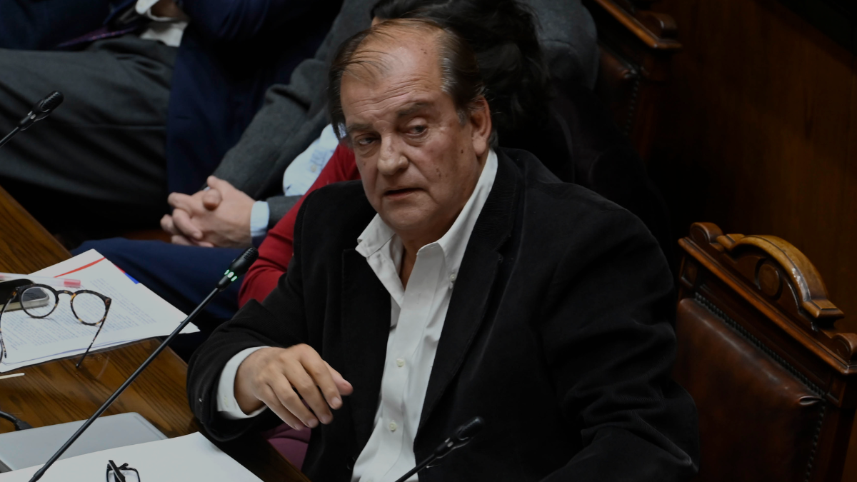 El duro reproche del Senado a Francisco Vidal por la línea editorial de TVN y el aumento de costos