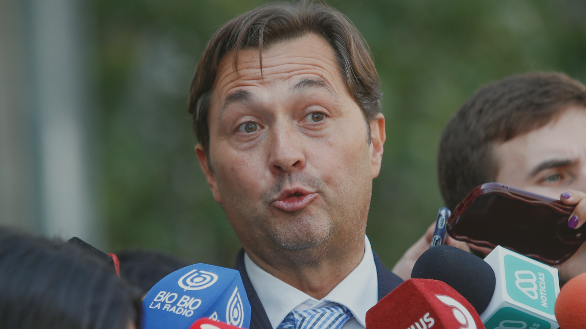 Duro golpe al fiscal Cooper: Justicia compara pinchazo a Huneeus con actuar de la dictadura
