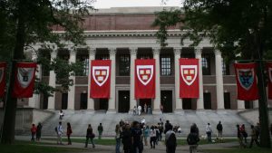 Justicia impide a Donald Trump prohibir la matrícula de estudiantes extranjeros en Harvard