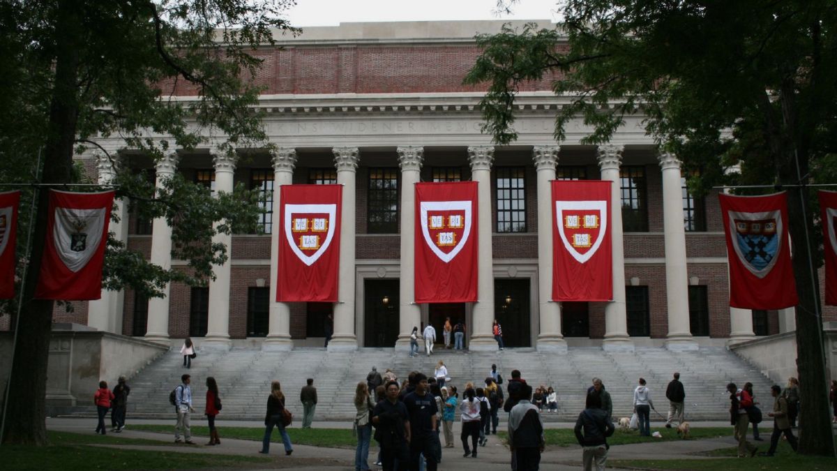 Justicia impide a Donald Trump prohibir la matrícula de estudiantes extranjeros en Harvard