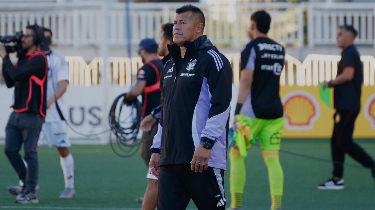 VIDEOS - Hinchas de Colo Colo encararon a Jorge Almirón y amedrentaron a los jugadores