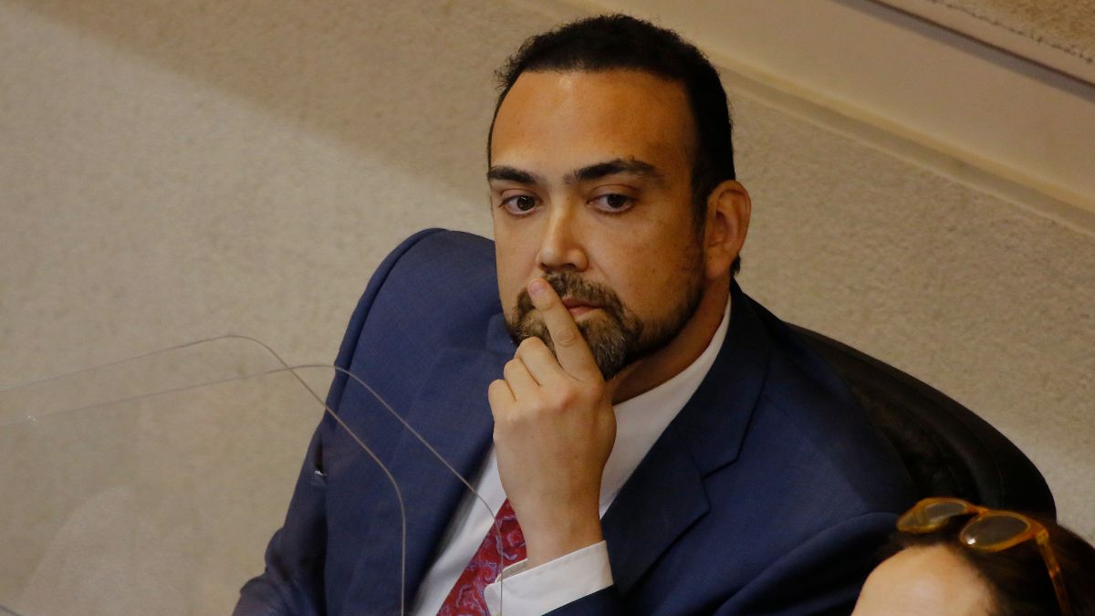 Senador Karim Bianchi baja su candidatura  presidencial y critica campañas: 