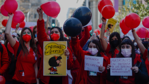 El decreto que generó la movilización nacional del Colegio de Matronas: Minsal defendió actualización de Norma 150