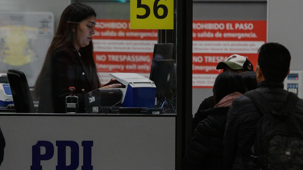 Qué delitos se les imputan a los tres deportados desde EEUU con órdenes de detención vigentes