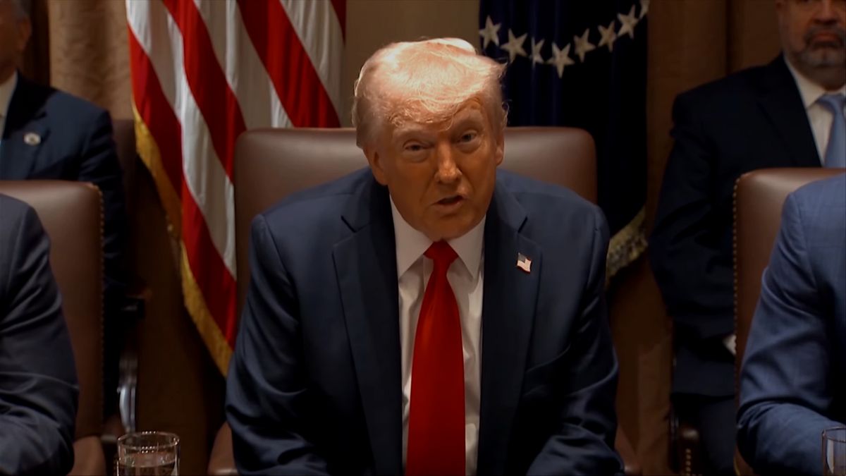 Trump amenaza a Apple: arancel del 25% si no fabrica sus iPhone en Estados Unidos